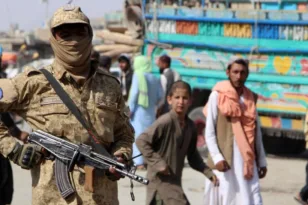 Πακιστάν: Τουλάχιστον δύο νεκροί και 17 τραυματίες σε βομβιστική επίθεση έξω από αστυνομικό τμήμα