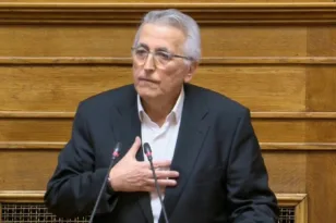 Παναγόπουλος στη Βουλή μετά το πάγωμα λογαριασμών: «Δύσκολη κατάσταση» – Αίτημα ΠΑΣΟΚ για αναστολή κομματικής ιδιότητας