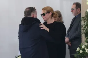 Το «αντίο» της Λένας Παπαληγούρα στον πατέρα της: Συγκίνηση, δάκρυα και ένα μήνυμα ανθρωπιάς στην κηδεία του Αναστάση Παπαληγούρα