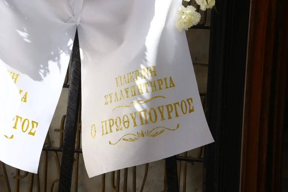 «Στον καλύτερο μπαμπά και παππού του κόσμου»: Συγκίνηση στο τελευταίο αντίο στον Αναστάση Παπαληγούρα