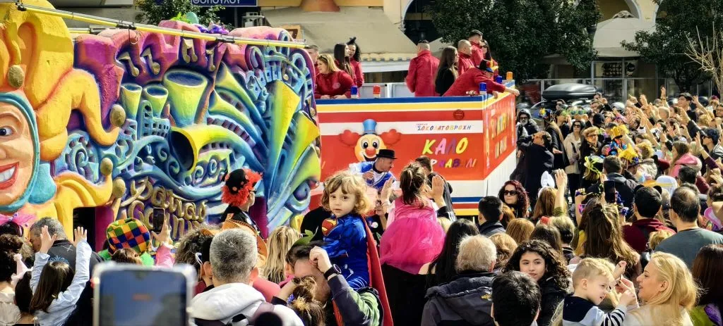 Πατρινό Καρναβάλι 2026: Σοκολατοπόλεμος, «Στρατηγοί» και χιλιάδες κόσμου έδωσαν τον τόνο του Σαββάτου ΦΩΤΟ