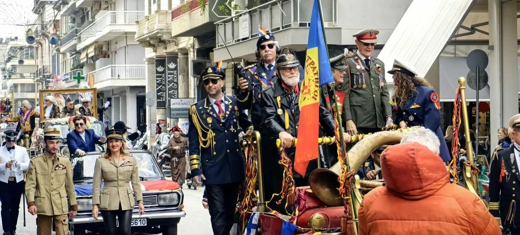 Πατρινό Καρναβάλι 2026: Σοκολατοπόλεμος, «Στρατηγοί» και χιλιάδες κόσμου έδωσαν τον τόνο του Σαββάτου ΦΩΤΟ