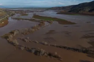 Απέραντη καφέ λίμνη ο Θεσσαλικός κάμπος! Ο Πηνειός ξεχείλησε και «έπνιξε» καλλιέργειες, ΦΩΤΟ