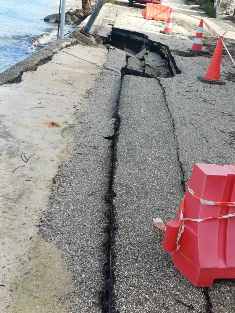 Αιγιάλεια: Η θάλασσα φούσκωσε και βγήκε στη στεριά - Σε διαρκή επιφυλακή η Πολιτική Προστασία του Δήμου