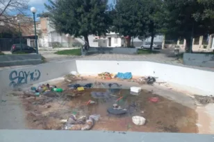 «Δεν αντέχουμε άλλο», πλατεία Μπακογιάννη, εικόνες εγκατάλειψης και αγωνίας