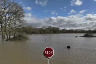Καταιγίδα Nils «χτυπά» τη Γαλλία: Ένας νεκρός, 850.000 νοικοκυριά χωρίς ρεύμα ΒΙΝΤΕΟ