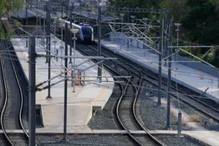 Έκλεψε καλώδιο 100 μέτρων του Προαστιακού και συνελήφθη, έθεσε σε κίνδυνο την ασφάλεια επιβατών και συρμών