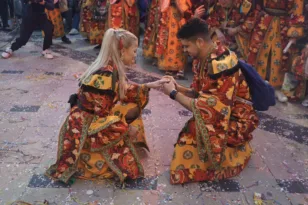 Πάτρα: Ρομαντική πρόταση γάμου με φόντο το Καρναβάλι μπροστά από το Θέατρο «Απόλλων»