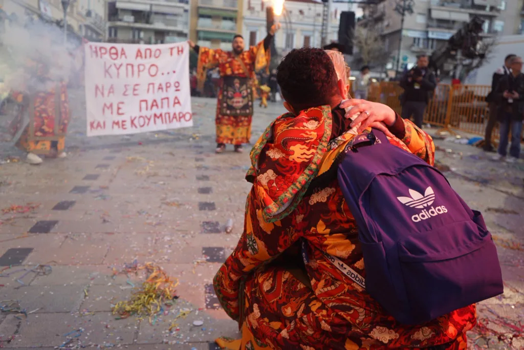 Πάτρα: Ρομαντική πρόταση γάμου με φόντο το Καρναβάλι μπροστά από το Θέατρο «Απόλλων»