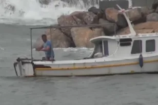 Αστυπάλαια: Ψαράς βούτηξε με 10 μποφόρ για να σώσει το καΐκι του ΒΙΝΤΕΟ
