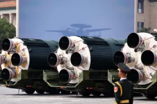 ΗΠΑ κατηγορούν ανοιχτά την Κίνα για μυστικές πυρηνικές δοκιμές – Νέα ένταση στο μέτωπο των εξοπλισμών