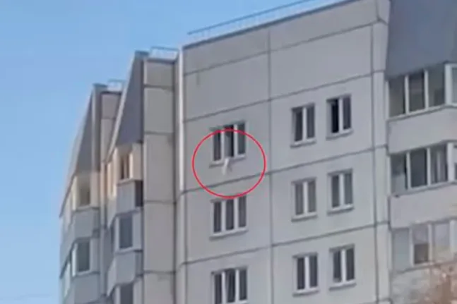 Σοκ στη Ρωσία: Μωρό στο κενό από τελευταίο όροφο – Το ένστικτο που το έσωσε