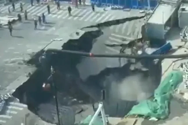 Κινά: Στη Σαγκάη άνοιξε μεγάλη τρύπα στον δρόμο ΒΙΝΤΕΟ