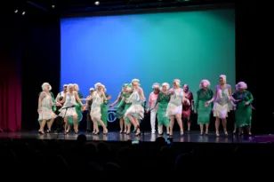 Πάτρα: Τελευταία παράσταση απόψε για το «Μερικοί το προτιμούν ξανθό» από τις ΣΦήγΚΕΣ