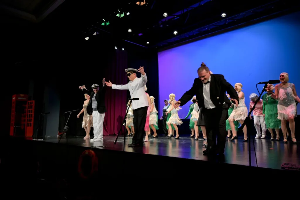 Πάτρα: Τελευταία παράσταση απόψε για το «Μερικοί το προτιμούν ξανθό» από τις ΣΦήγΚΕΣ ΦΩΤΟ