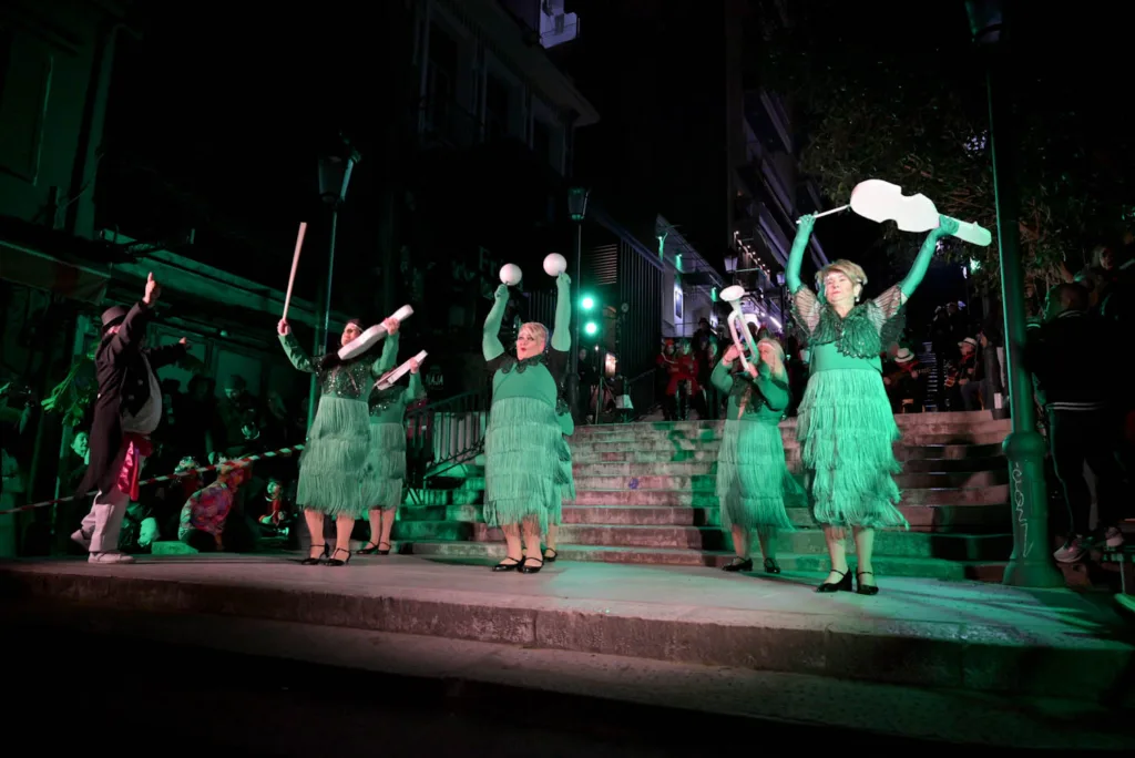 Μουσική, χορός και καρναβαλικός παλμός στις Σκάλες Γεροκωστοπούλου με τις ΣφήγΚΕΣ ΦΩΤΟ