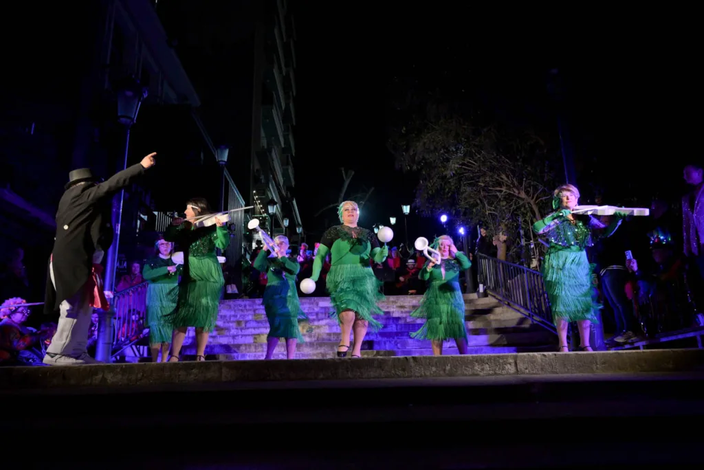 Μουσική, χορός και καρναβαλικός παλμός στις Σκάλες Γεροκωστοπούλου με τις ΣφήγΚΕΣ ΦΩΤΟ