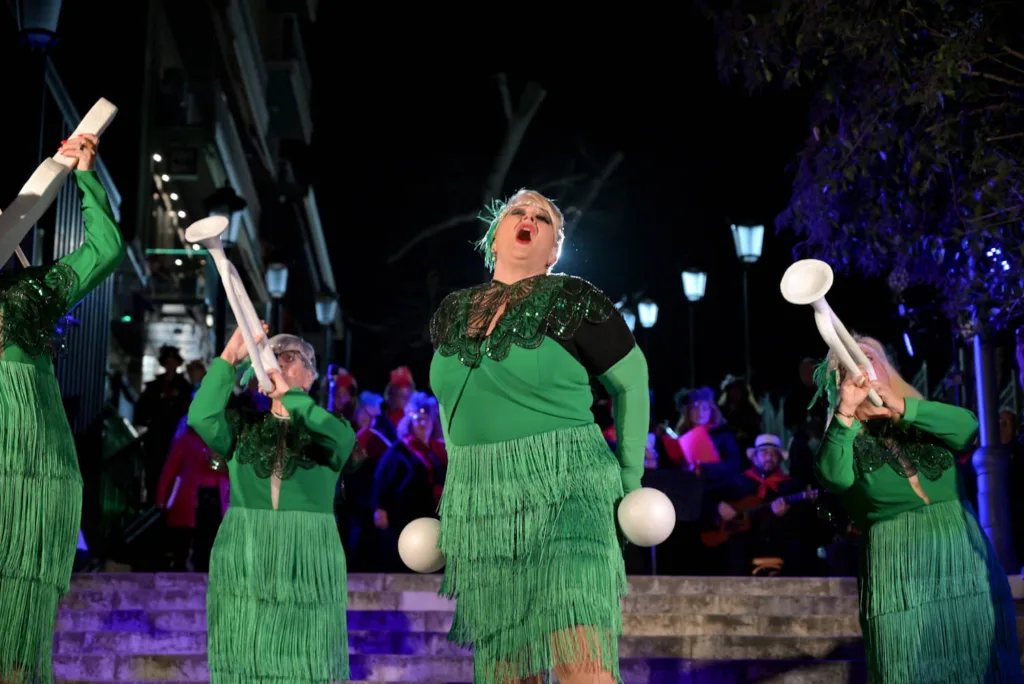 Μουσική, χορός και καρναβαλικός παλμός στις Σκάλες Γεροκωστοπούλου με τις ΣφήγΚΕΣ ΦΩΤΟ