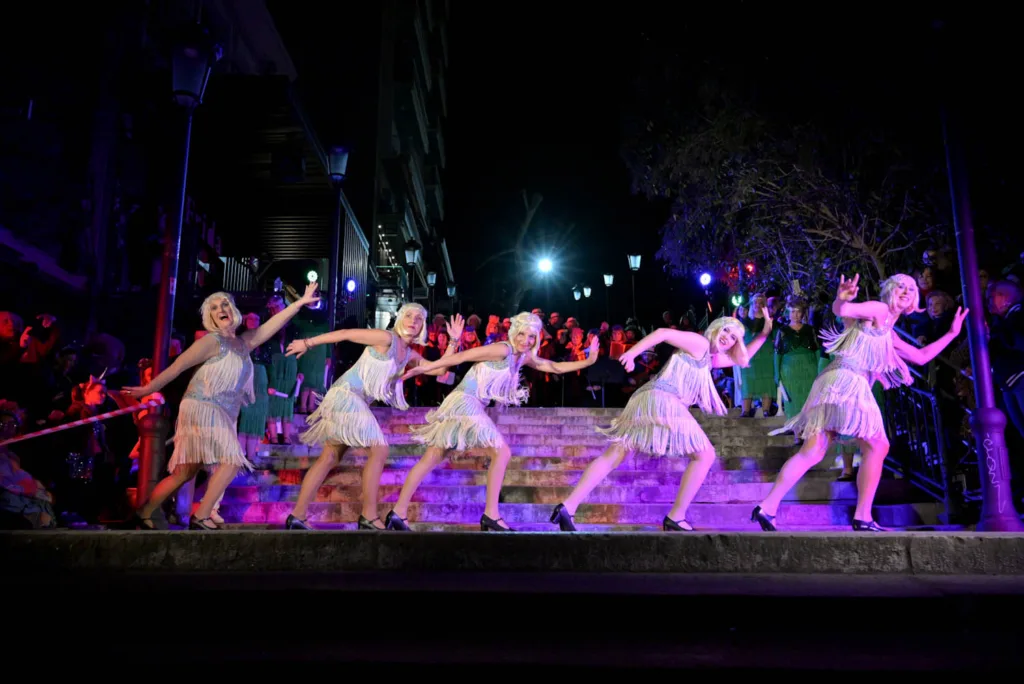 Μουσική, χορός και καρναβαλικός παλμός στις Σκάλες Γεροκωστοπούλου με τις ΣφήγΚΕΣ ΦΩΤΟ