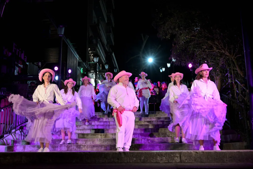 Μουσική, χορός και καρναβαλικός παλμός στις Σκάλες Γεροκωστοπούλου με τις ΣφήγΚΕΣ ΦΩΤΟ