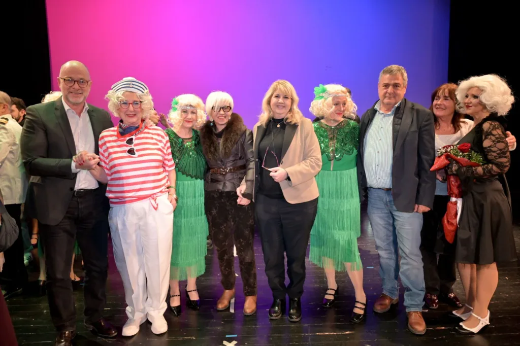 Γέλιο, ρυθμός και θεατρική λάμψη στο «Πάνθεον»: Θερμή πρεμιέρα για το «Μερικοί το προτιμούν… Ξανθό»