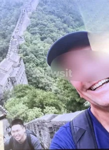 Οι σέλφι του σμήναρχου-κατάσκοπου, χαμογελώντας με τους Κινέζους που τον στρατολόγησαν