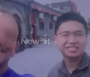 Οι σέλφι του σμήναρχου-κατάσκοπου, χαμογελώντας με τους Κινέζους που τον στρατολόγησαν