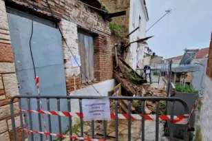 Πάτρα: Έκλεισε ο δρόμος στην Τρικάκη μετά την κατάρρευση σπιτιού – «Πώς να μπούμε στα σπίτια μας;»