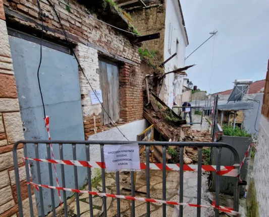 Πάτρα: Έκλεισε ο δρόμος στην Τρικάκη μετά την κατάρρευση σπιτιού - «Πώς να μπούμε στα σπίτια μας;»