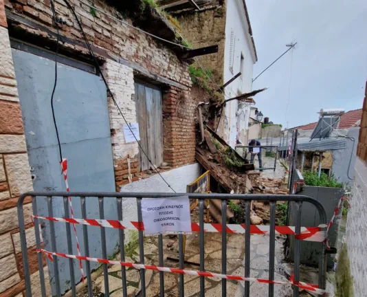 Πάτρα: Έκλεισε ο δρόμος στην Τρικάκη μετά την κατάρρευση σπιτιού - «Πώς να μπούμε στα σπίτια μας;»