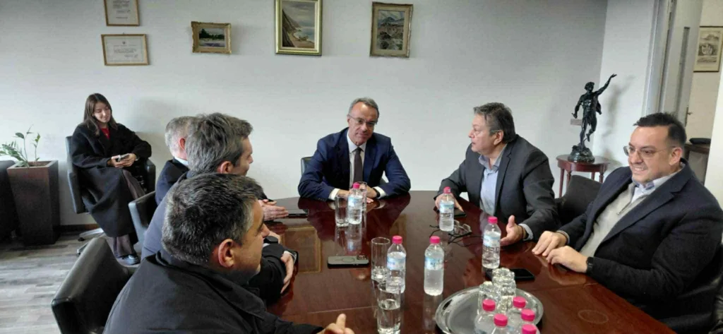 Συνάντηση Χρ. Σταϊκούρα με το ΔΣ του Επιμελητηρίου Αχαΐας: «Το τρένο θα απογειώσει Πάτρα και Λιμάνι»