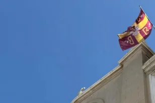 Ισχυροί άνεμοι έριξαν σταυρό από λάβαρο στη Μητρόπολη – Αναστάτωση έξω από την εξόδιο ακολουθία της Αρβελέρ