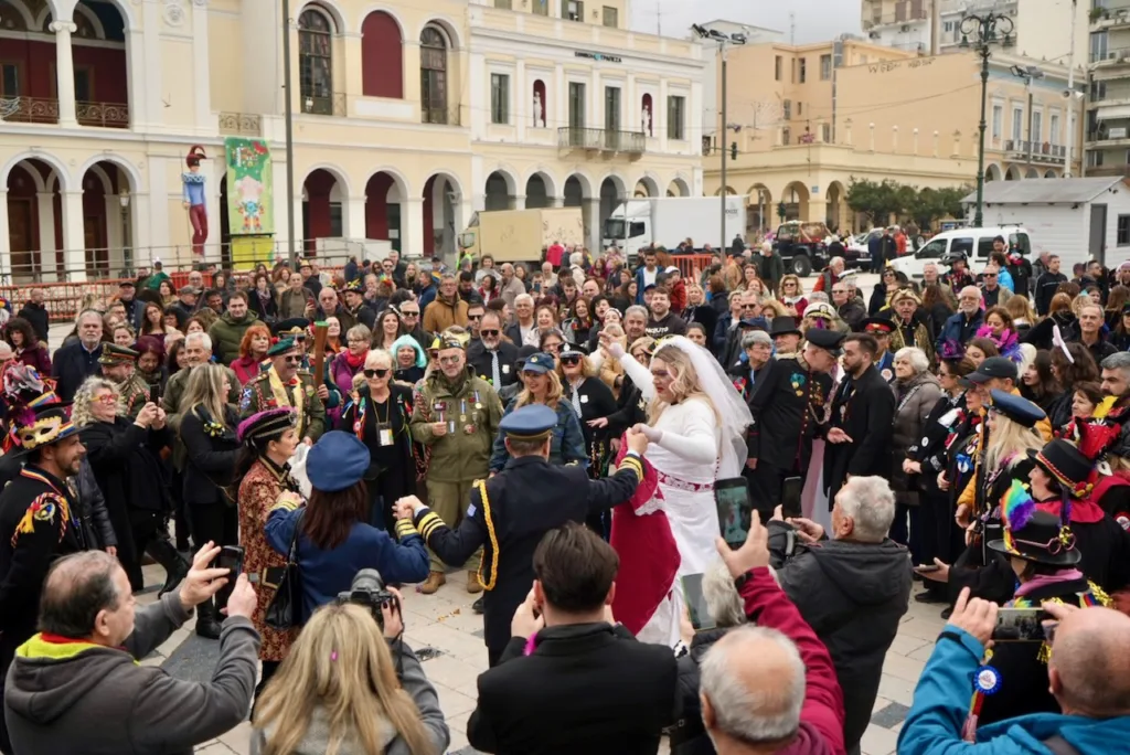 Πάτρα: Το κέντρο πήρε «φωτιά» με βαλκανικούς ρυθμούς ΦΩΤΟ