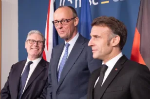 Politico: Η Ευρώπη αυξάνει τις αμυντικές δαπάνες και διεκδικεί αυτονομία – Νέα ισορροπία στις σχέσεις με τις ΗΠΑ