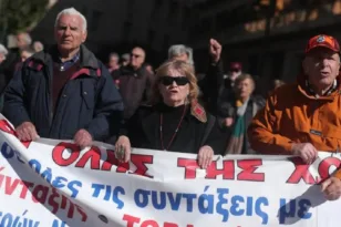 Στους δρόμους οι συνταξιούχοι – Μαζική πορεία στο κέντρο της Αθήνας με αιχμή τις αυξήσεις