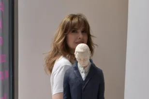 Γλυπτά της Τέτας Χαντζάρα στη βιτρίνα της COCO-MAT Κολωνακίου