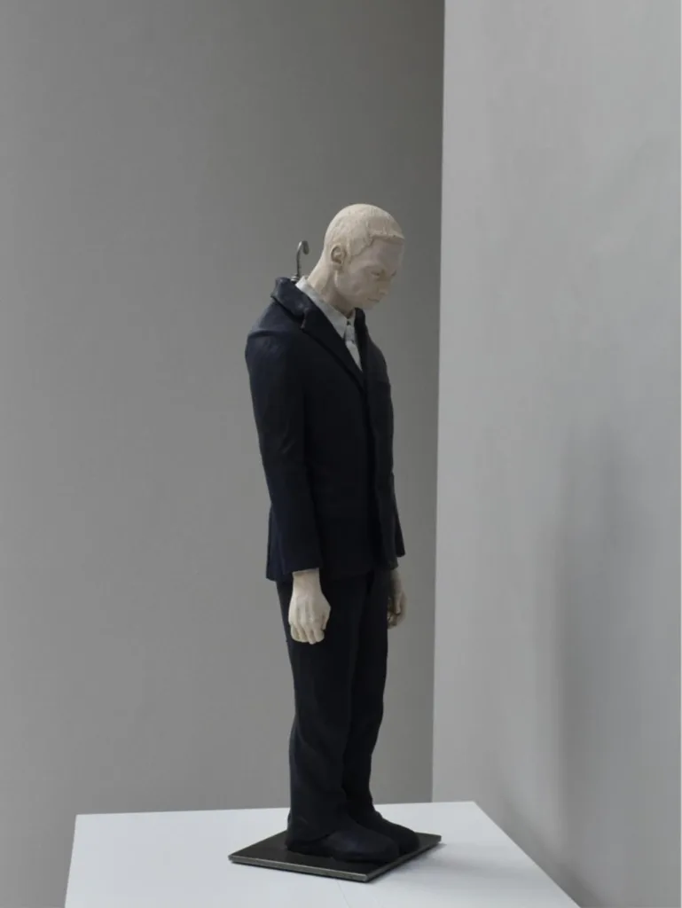 Γλυπτά της Τέτας Χαντζάρα στη βιτρίνα της COCO-MAT Κολωνακίου