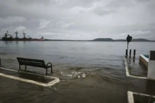 Πρέβεζα: Η θάλασσα «κατέλαβε» το λιμάνι – Παγκάκια μισοβυθισμένα μετά την κακοκαιρία