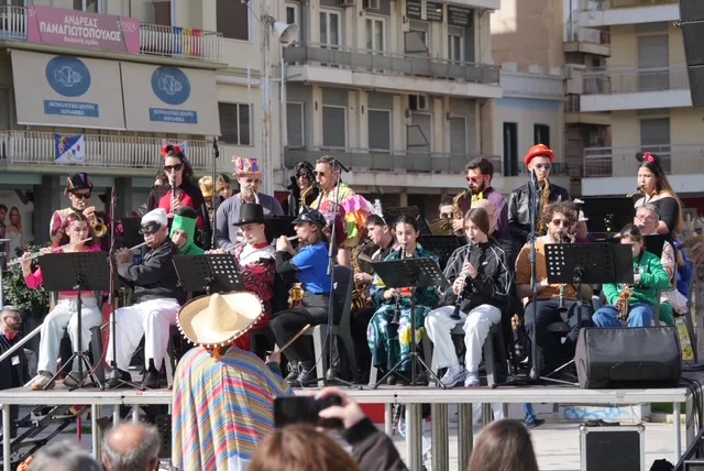 Θέατρο, σάτιρα και Πατρινό Καρναβάλι: Πλημμύρισε γέλιο η πλατεία Γεωργίου με τα «ΘεατροΚαρναβαλοΞεφαντώματα» ΦΩΤΟ