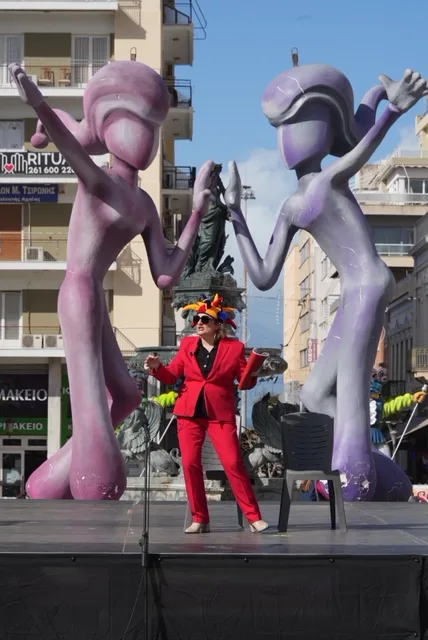 Θέατρο, σάτιρα και Πατρινό Καρναβάλι: Πλημμύρισε γέλιο η πλατεία Γεωργίου με τα «ΘεατροΚαρναβαλοΞεφαντώματα» ΦΩΤΟ