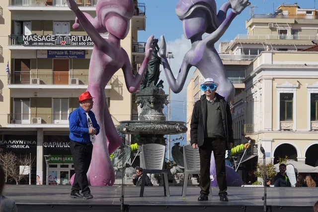 Θέατρο, σάτιρα και Πατρινό Καρναβάλι: Πλημμύρισε γέλιο η πλατεία Γεωργίου με τα «ΘεατροΚαρναβαλοΞεφαντώματα» ΦΩΤΟ