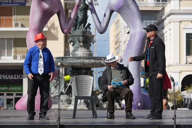 Θέατρο, σάτιρα και Πατρινό Καρναβάλι: Πλημμύρισε γέλιο η πλατεία Γεωργίου με τα «ΘεατροΚαρναβαλοΞεφαντώματα» ΦΩΤΟ