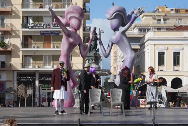 Θέατρο, σάτιρα και Πατρινό Καρναβάλι: Πλημμύρισε γέλιο η πλατεία Γεωργίου με τα «ΘεατροΚαρναβαλοΞεφαντώματα» ΦΩΤΟ
