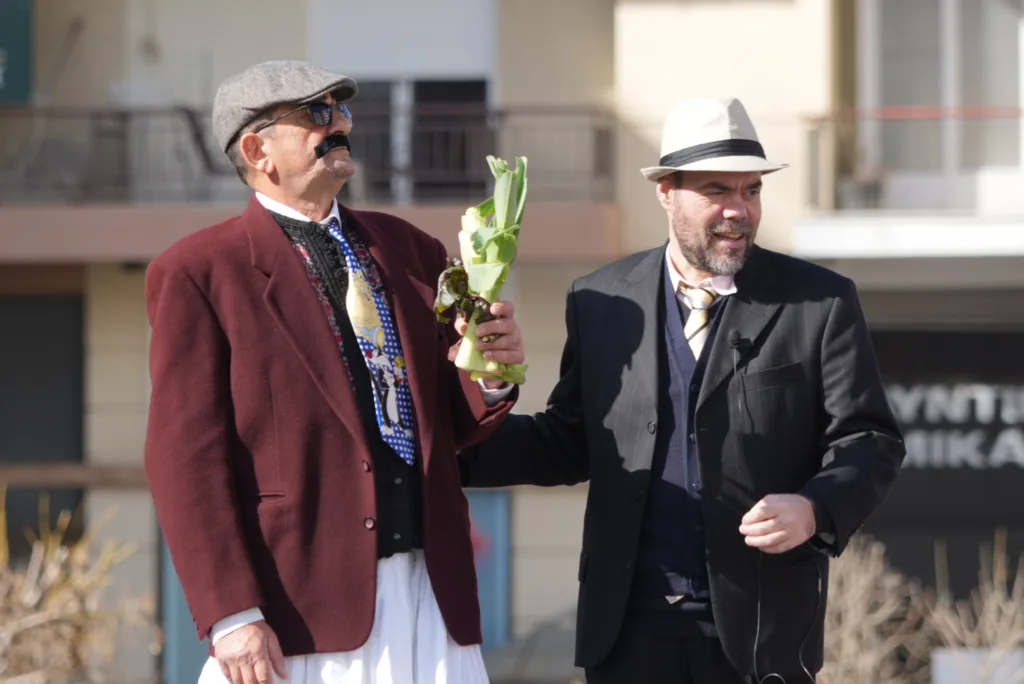 Θέατρο, σάτιρα και Πατρινό Καρναβάλι: Πλημμύρισε γέλιο η πλατεία Γεωργίου με τα «ΘεατροΚαρναβαλοΞεφαντώματα» ΦΩΤΟ