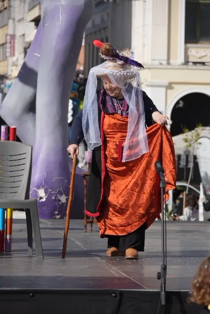 Θέατρο, σάτιρα και Πατρινό Καρναβάλι: Πλημμύρισε γέλιο η πλατεία Γεωργίου με τα «ΘεατροΚαρναβαλοΞεφαντώματα» ΦΩΤΟ