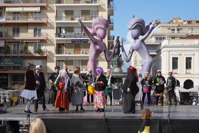 Θέατρο, σάτιρα και Πατρινό Καρναβάλι: Πλημμύρισε γέλιο η πλατεία Γεωργίου με τα «ΘεατροΚαρναβαλοΞεφαντώματα» ΦΩΤΟ