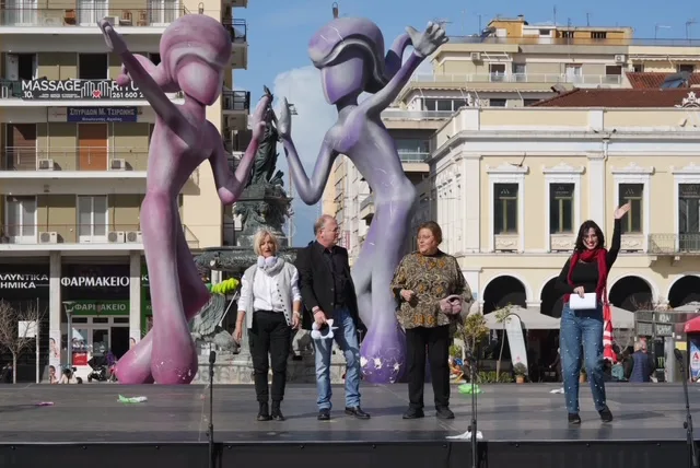 Θέατρο, σάτιρα και Πατρινό Καρναβάλι: Πλημμύρισε γέλιο η πλατεία Γεωργίου με τα «ΘεατροΚαρναβαλοΞεφαντώματα» ΦΩΤΟ