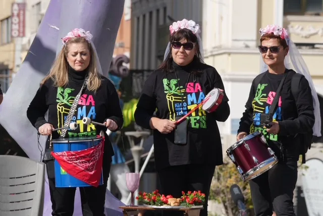 Θέατρο, σάτιρα και Πατρινό Καρναβάλι: Πλημμύρισε γέλιο η πλατεία Γεωργίου με τα «ΘεατροΚαρναβαλοΞεφαντώματα» ΦΩΤΟ