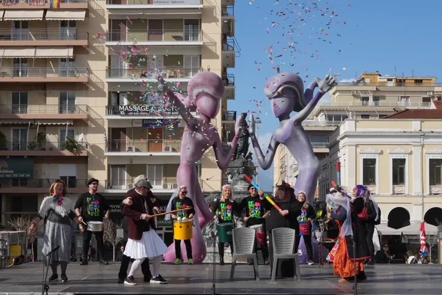 Θέατρο, σάτιρα και Πατρινό Καρναβάλι: Πλημμύρισε γέλιο η πλατεία Γεωργίου με τα «ΘεατροΚαρναβαλοΞεφαντώματα» ΦΩΤΟ
