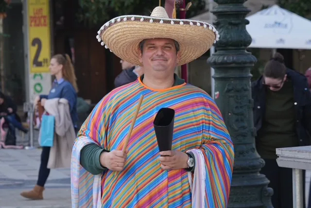 Θέατρο, σάτιρα και Πατρινό Καρναβάλι: Πλημμύρισε γέλιο η πλατεία Γεωργίου με τα «ΘεατροΚαρναβαλοΞεφαντώματα» ΦΩΤΟ